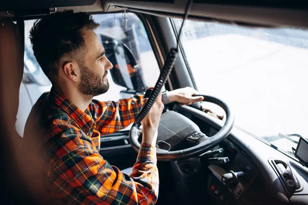 livreur dans un camion qui parle dans un talkie walkie